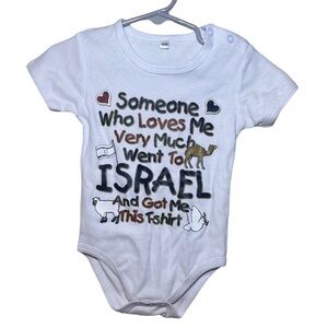 “Someone Who Loves Me Went to Israel” White Baby Onesie Size 12 Months